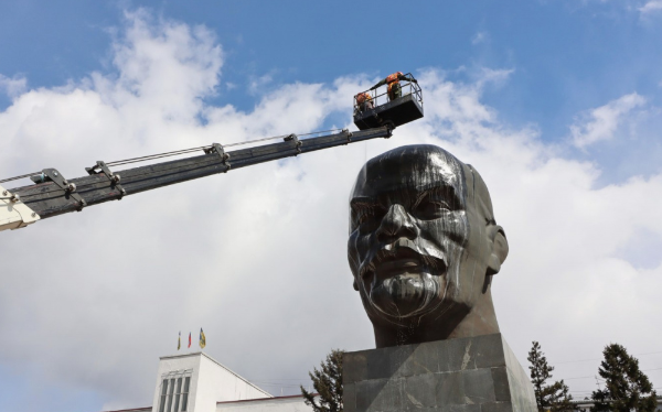 Фото В Улан-Удэ Ленину помыли голову