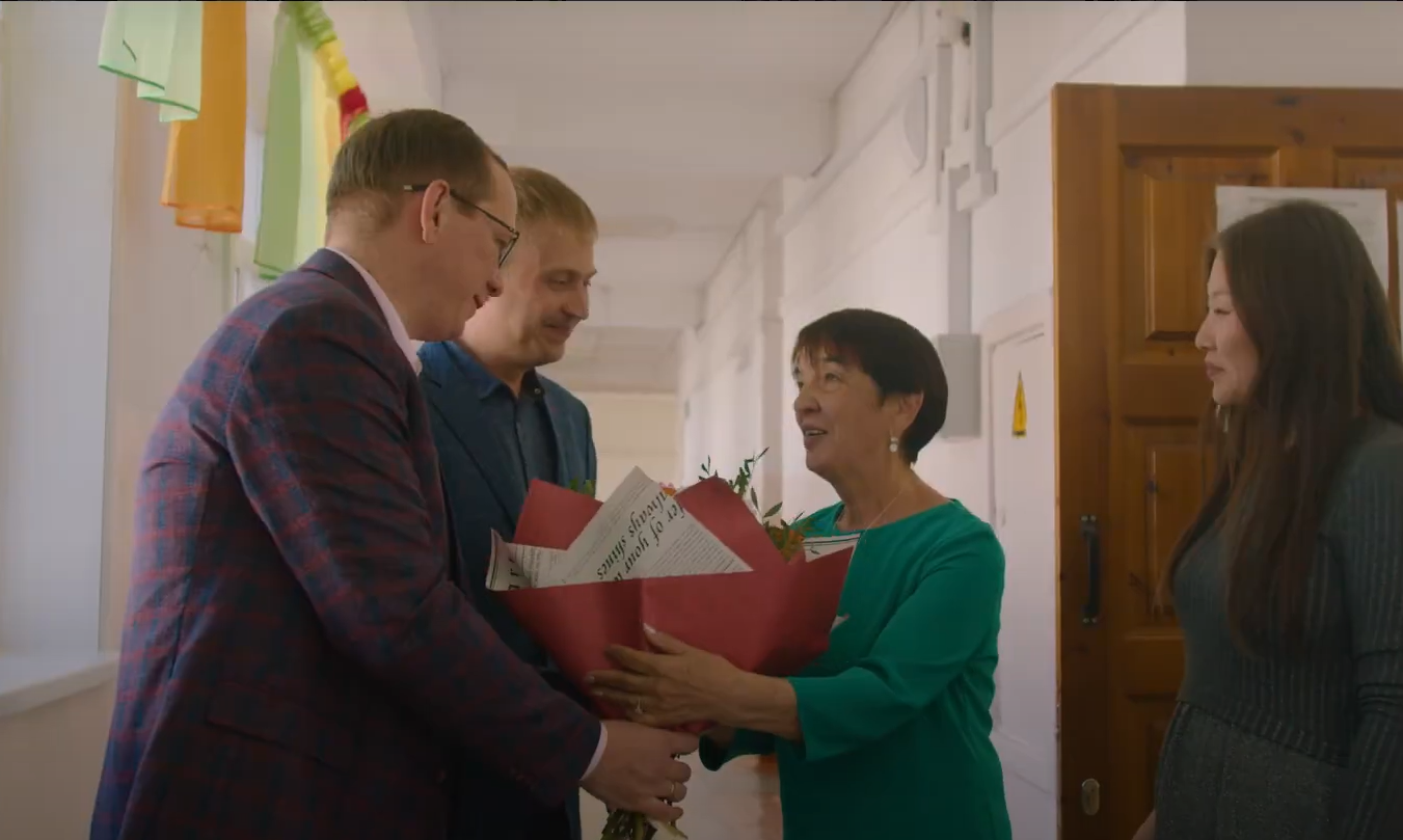 Фото Депутаты горсовета Улан-Удэ тепло поздравили преподавателей с Днем учителя (ВИДЕО)