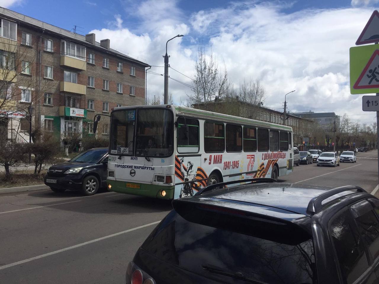 Фото В Улан-Удэ ко Дню Победы украсили автобусы