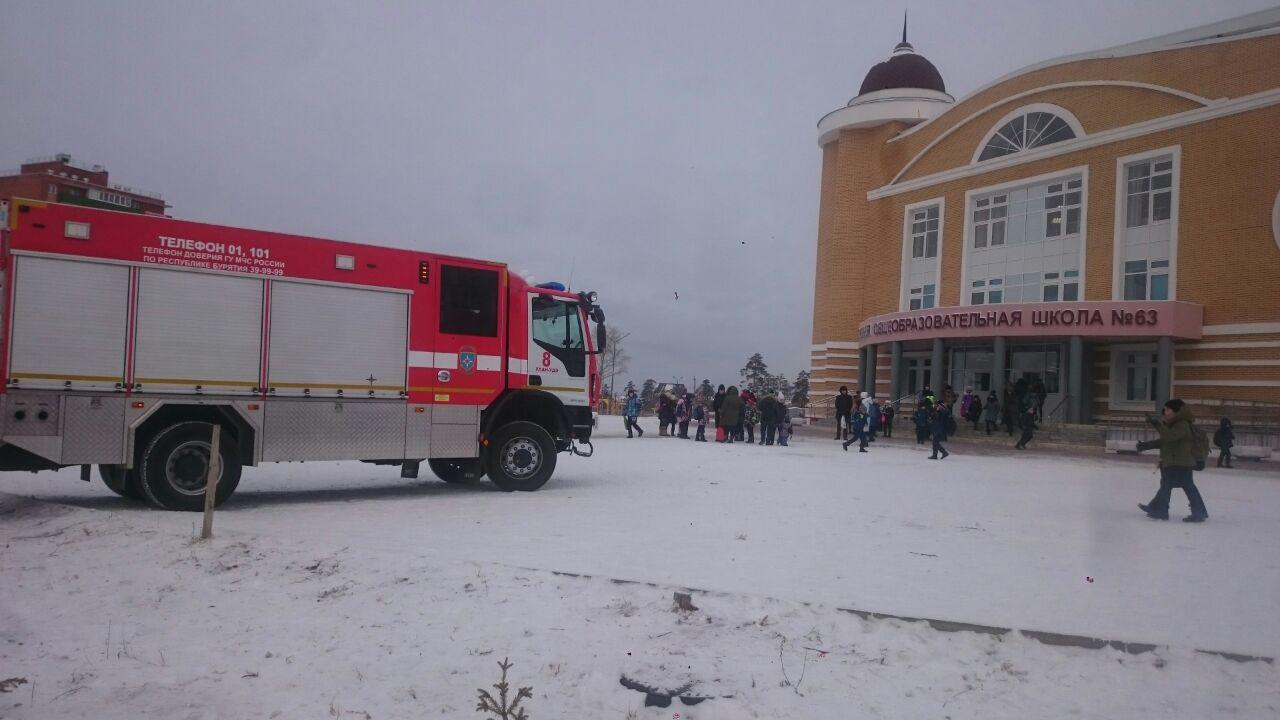 Фото В Улан-Удэ по пожарной тревоге эвакуировали школу