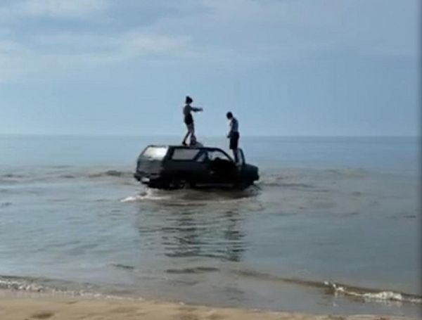 Фото В МВД установили водителя, на автомобиле заехавшего в озеро Байкал