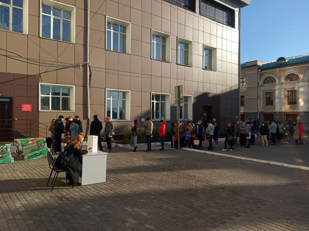 Фото На избирательных участках Улан-Удэ собрались утренние очереди