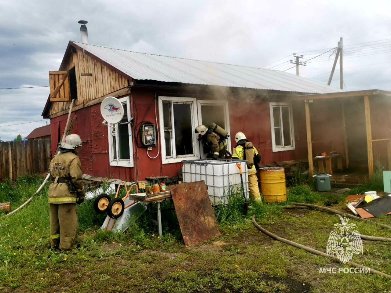 Фото В Бурятии пожарные обнаружили в горящем доме тело мужчины