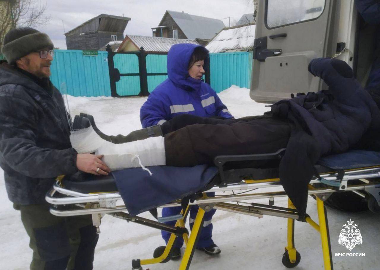 Фото На Байкале спасли мужчину, повредившего ногу