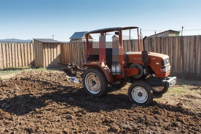 Фото В Бурятии трехлетний ребенок выпал из трактора и погиб