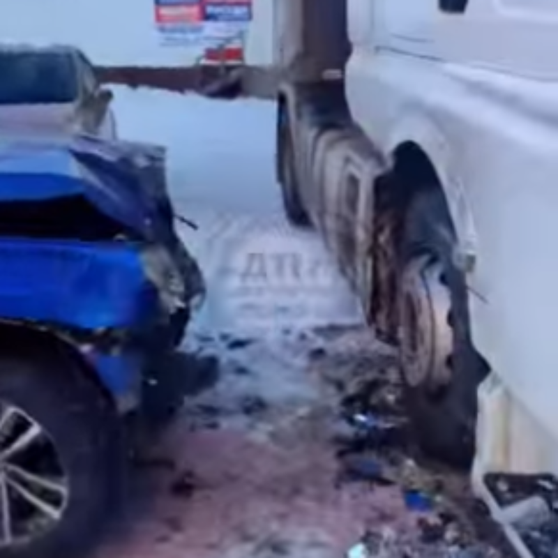 Фото В Улан-Удэ водитель легковушки въехал в стоящий грузовик