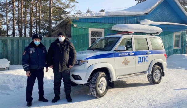 Фото Полицейские Баргузинского района спасли водителя на трассе