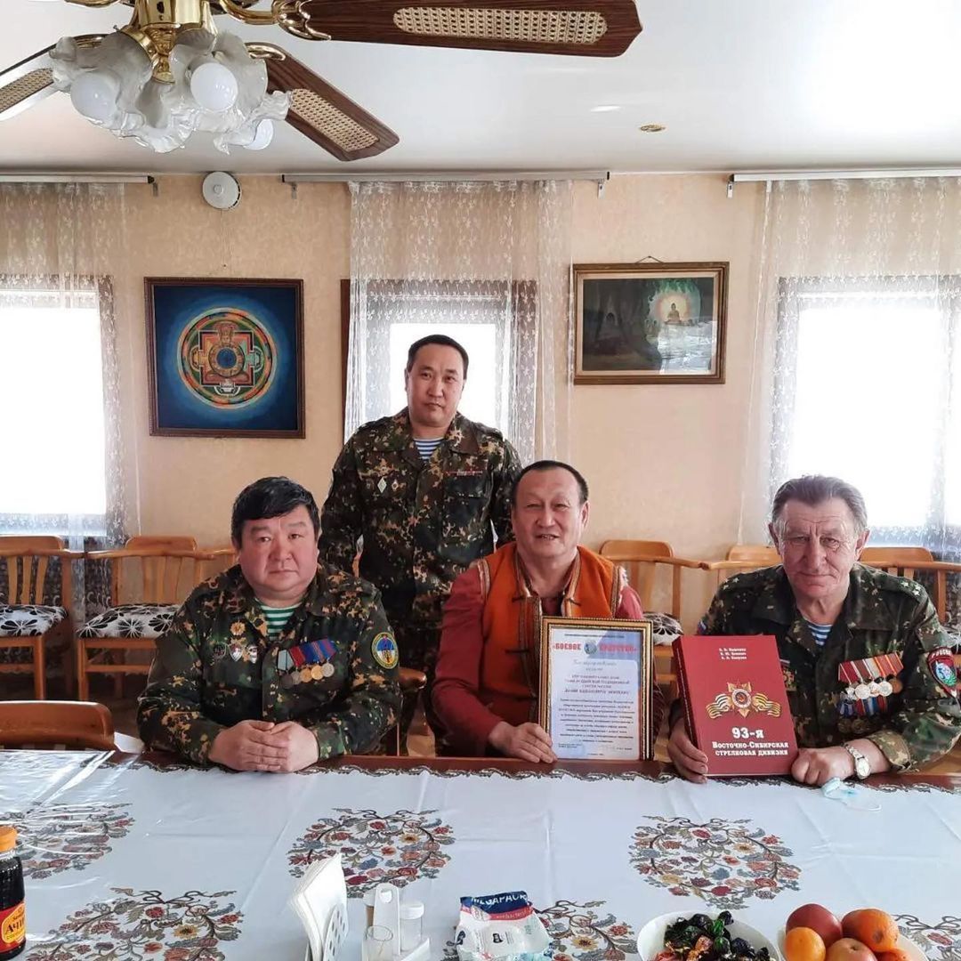 Фото В Бурятии делегация «Боевого братства» вручила Благодарственное письмо XXIV Пандито Хамбо ламе