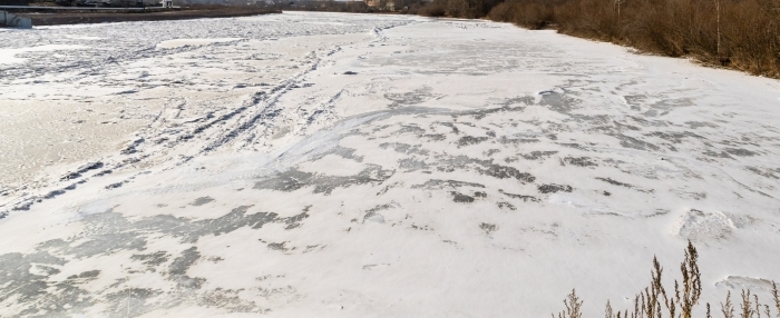Фото В Кабанском районе Бурятии под лед провалилась легковушка