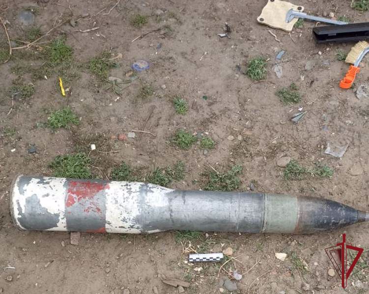 Фото В столице Бурятии дворник нашел между гаражами снаряд