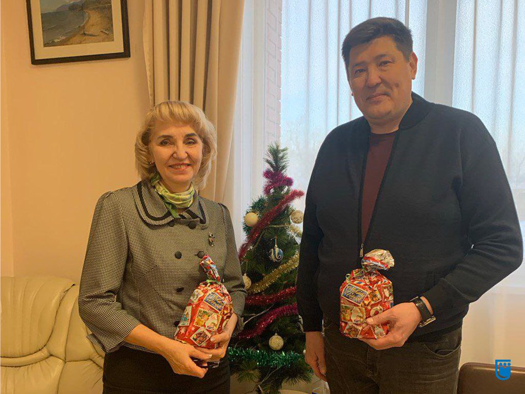 Фото Депутат горсовета Улан-Удэ Денис Егоров поздравил воспитанников детских садов и школ