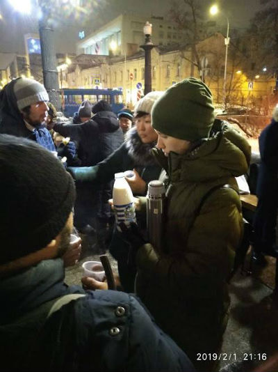 Фото В Москве уроженцы Бурятии угощали бездомных пирожками