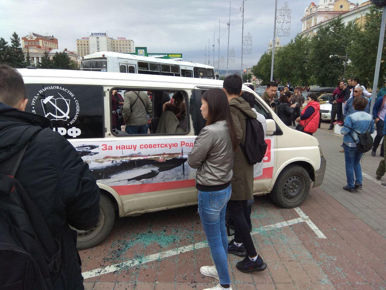Фото Лидеров стихийного митинга в Улан-Удэ вытащили из автобуса, выбив стекла ОБНОВЛЯЕТСЯ