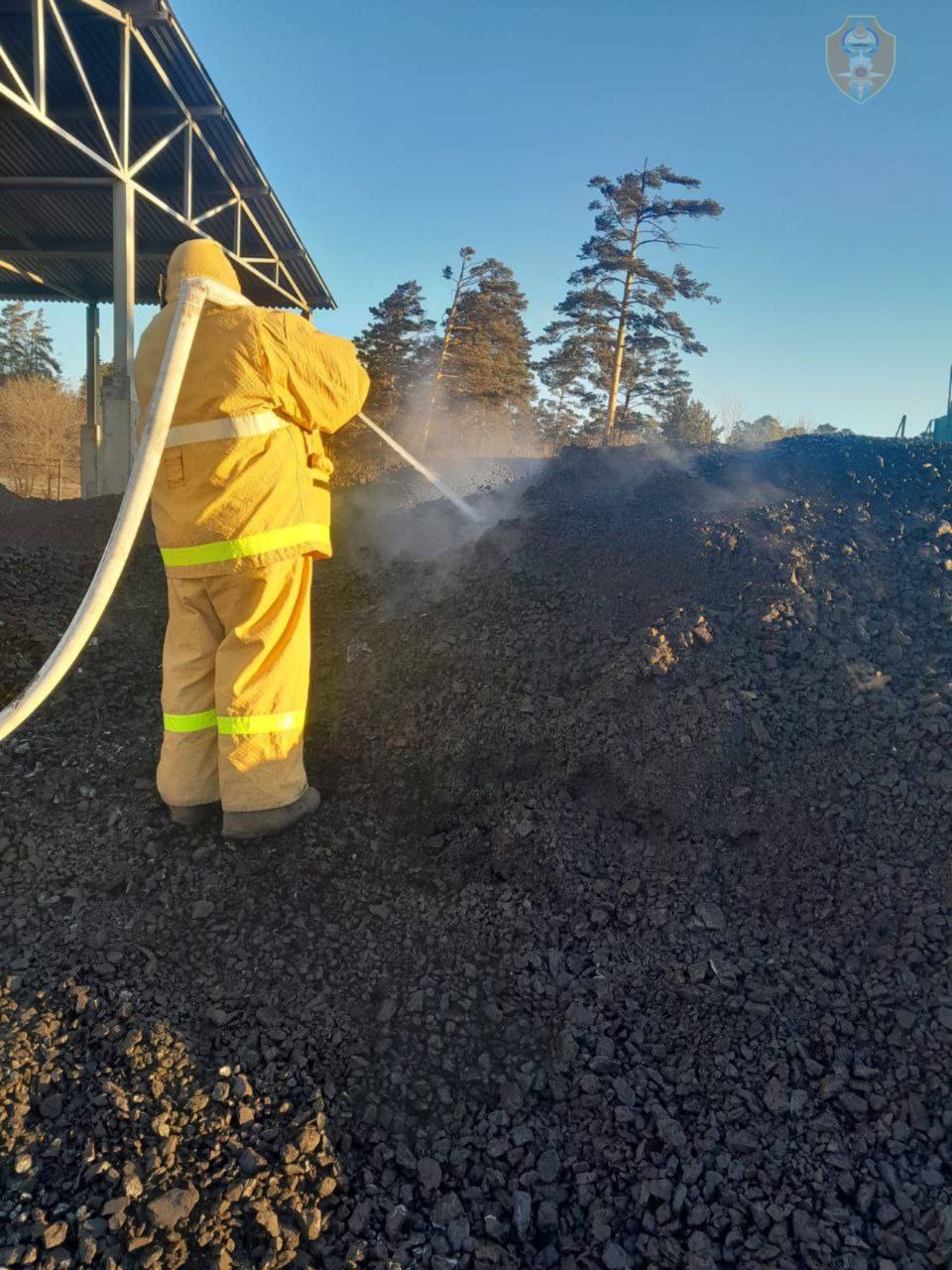 Фото В поселке Бурятии потушили загоревшийся уголь на котельной