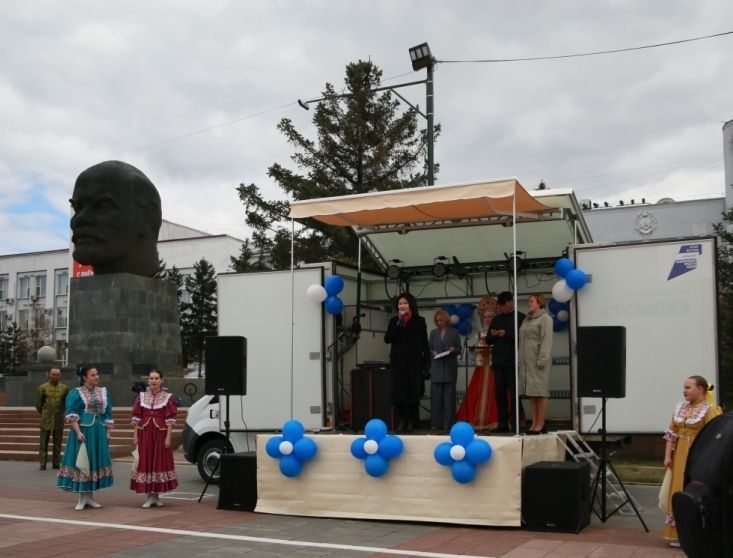 Фото Министр культуры Бурятии вручила главе Прибайкальского района ключи от клуба на колесах