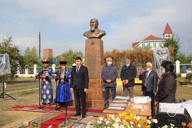 Фото В Агинском состоялось открытие памятника известному врачу тибетской медицины Петру Бадмаеву