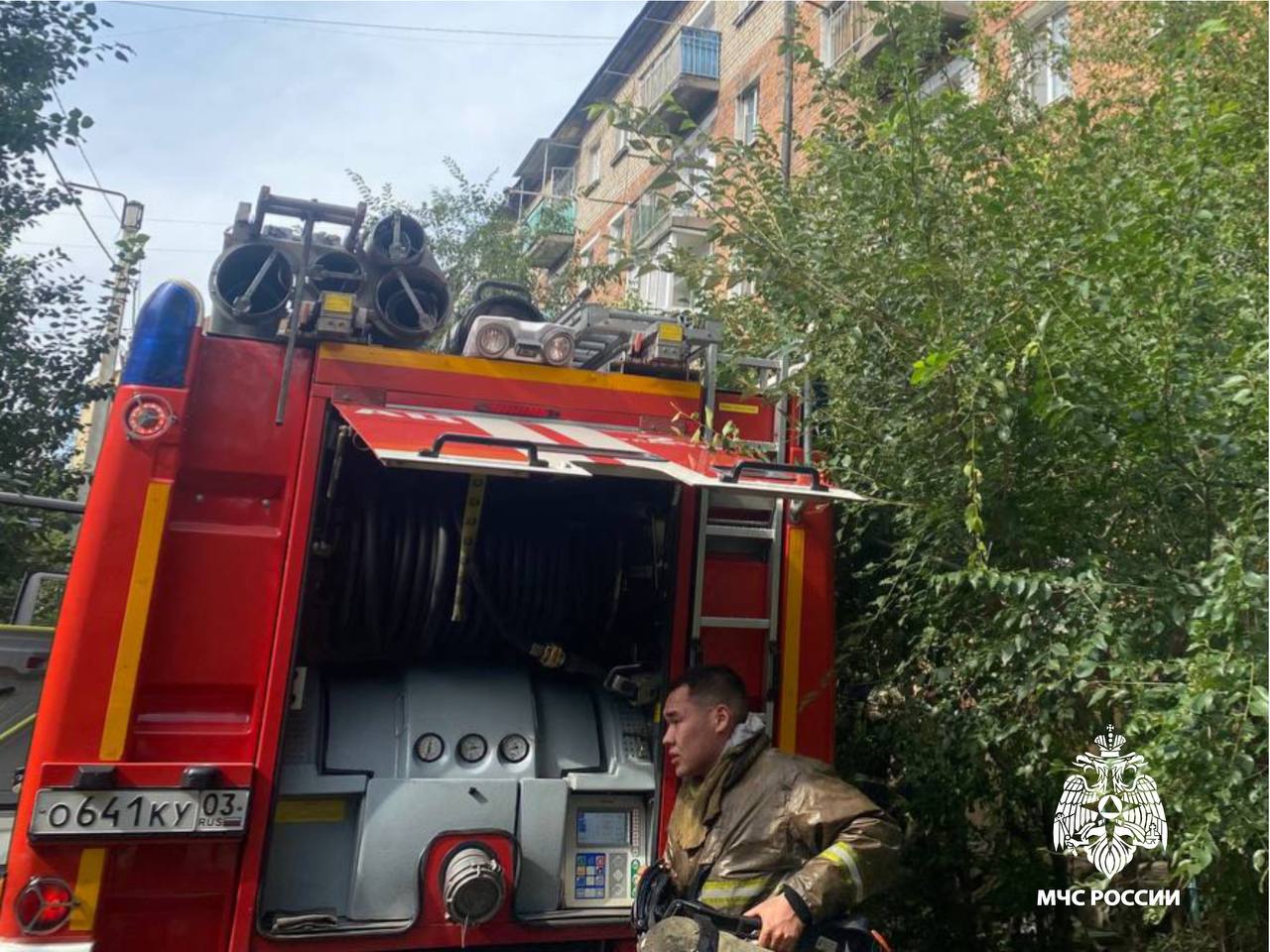 Фото В Улан-Удэ при пожаре в многоквартирном доме спасено 9 человек