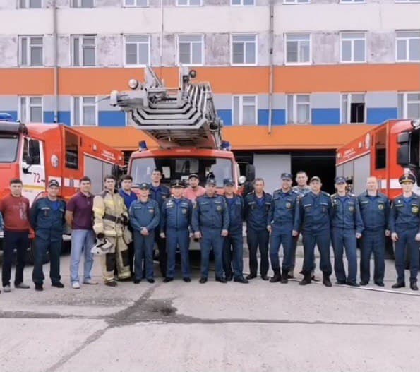 Фото В Улан-Удэ под вой сирен проводили начальника пожарной части