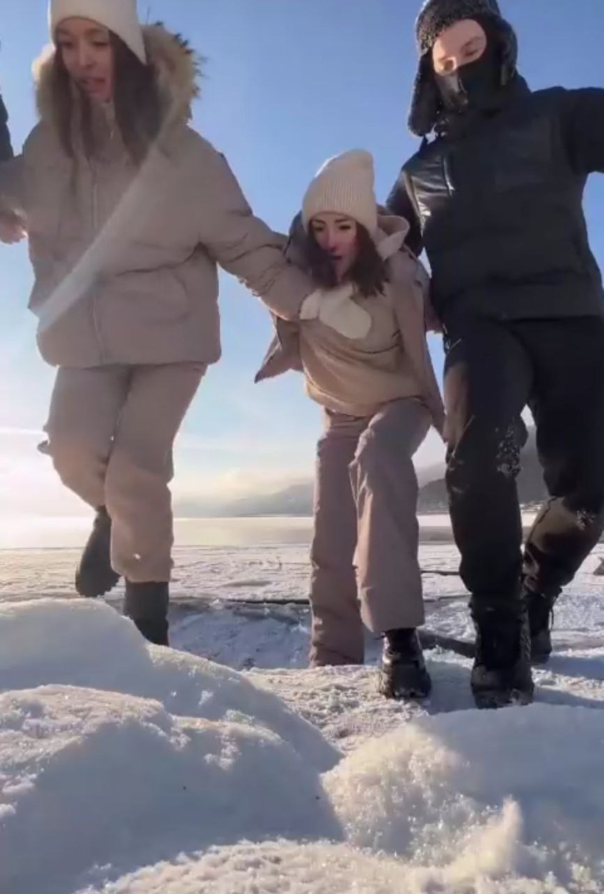 Фото В Бурятии молодые люди едва не провалились под лед на Байкале