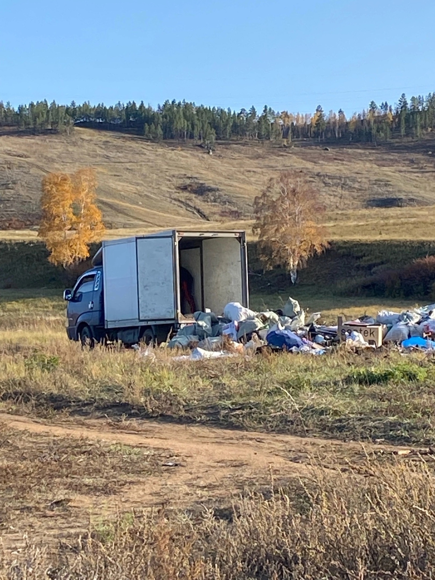 Фото В районе Бурятии грузовик оставил гору мусора в священном месте