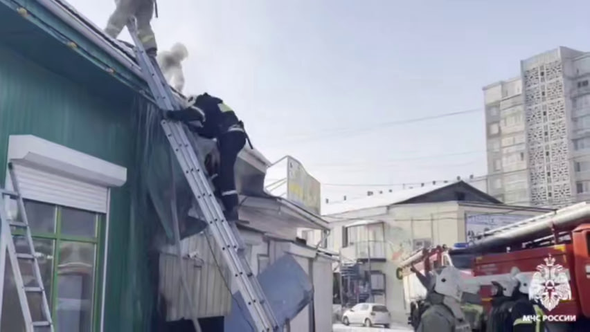 Фото В Улан-Удэ на улице Воровского загорелся магазин