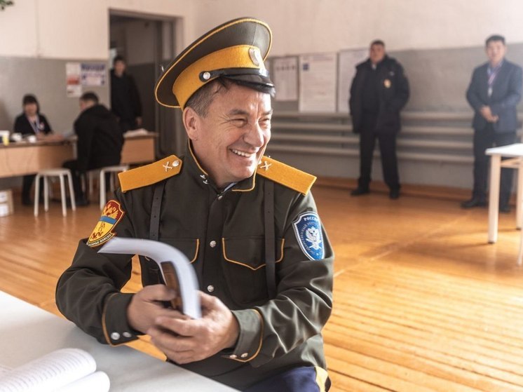 Фото В Бурятии депутат Хурала пришел на выборы в казачьей форме
