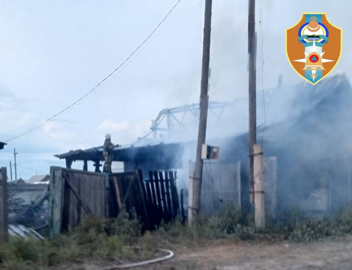 Фото Огонь уничтожил гараж с машинами  и повредил жилой дом в селе Сужа