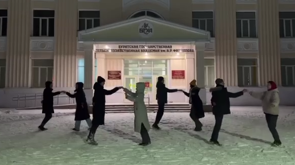 Фото Студенты бурятского вуза станцевали на холоде