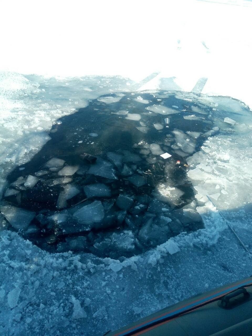 Фото В Бурятии под лед озера Гусиное провалился автомобиль