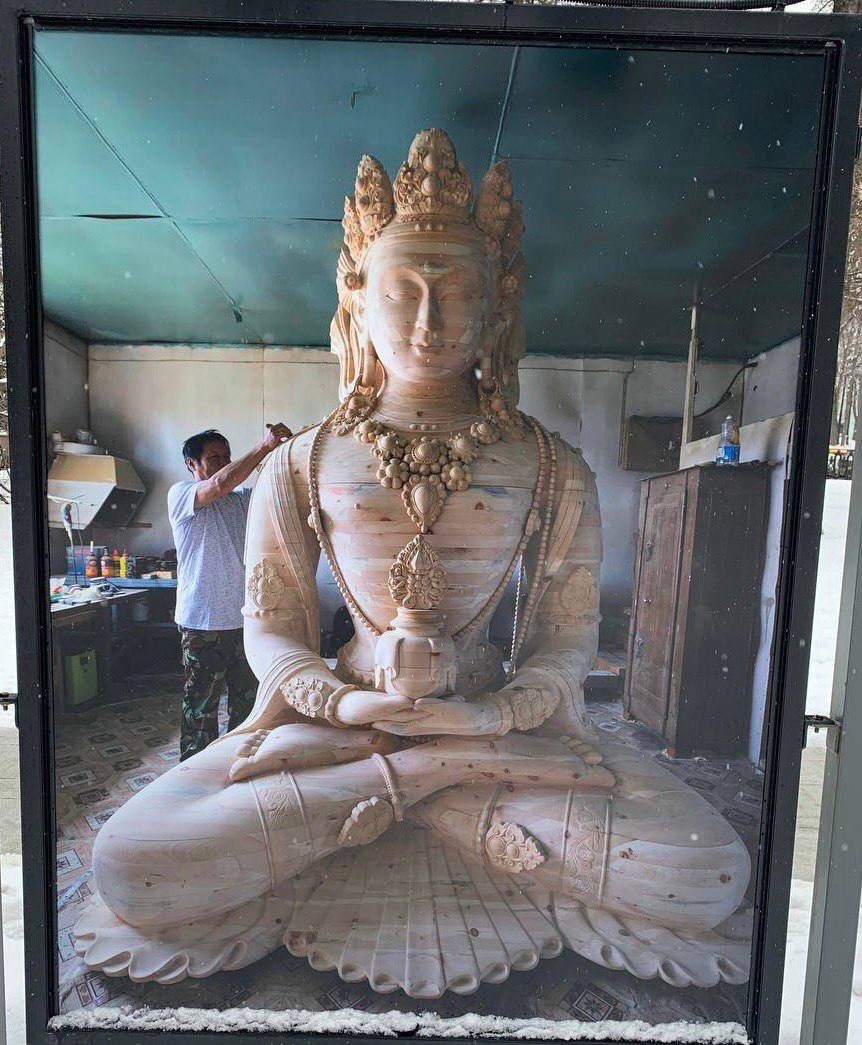 Фото В Бурятии Хамбо лама Дамба Аюшеев показал статую Будды из кедра