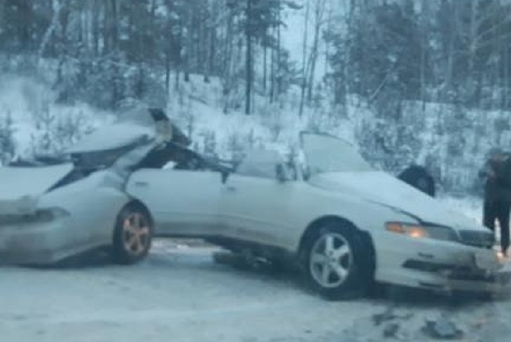 Фото В Иркутской области автомобиль в ДТП разорвало напополам (ВИДЕО)