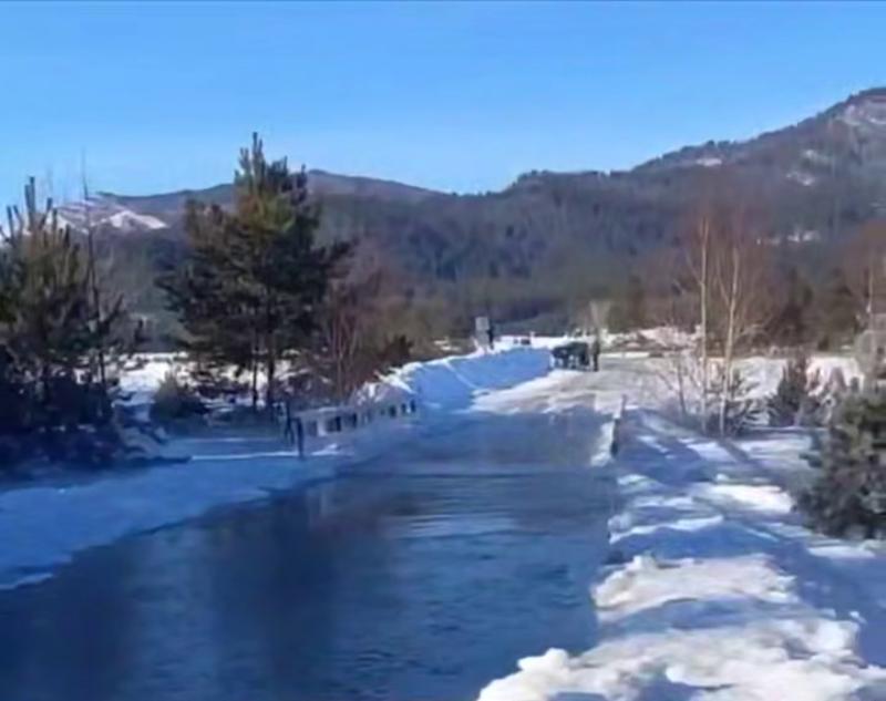 Фото В Заиграевском районе Бурятии наледь затопила Старо-Брянский мост