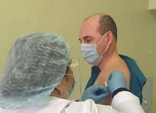 Фото Главный врач больницы в Улан-Удэ привился от COVID-19