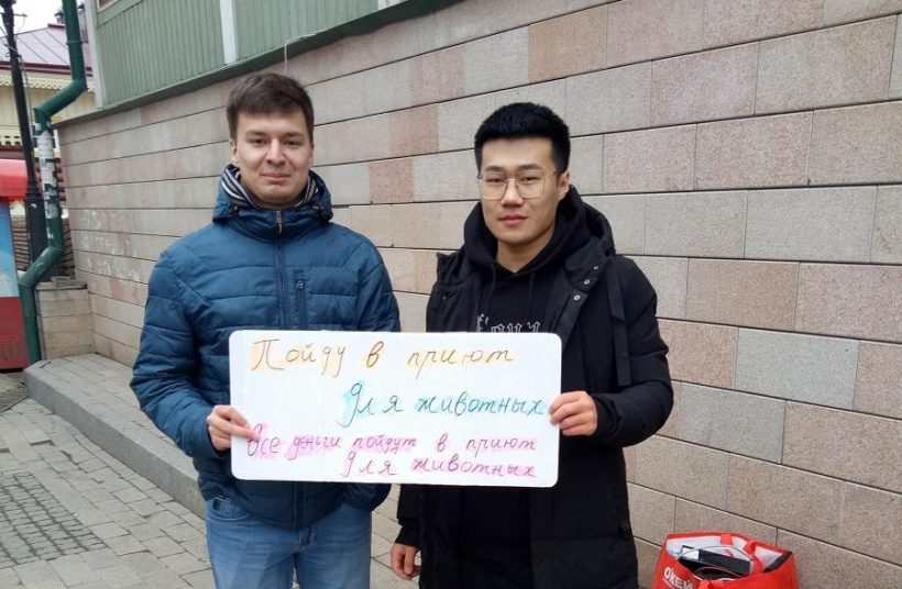 Фото Китайский певец поет на улицах Иркутска и отдает вырученные деньги в приют для кошек “Томасина”