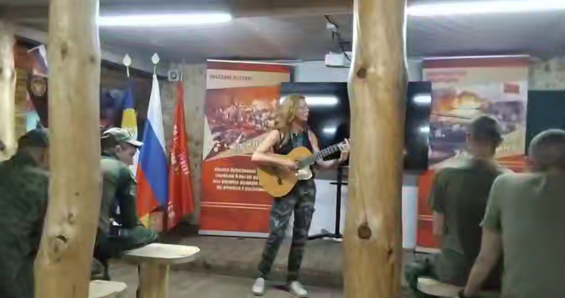 Фото Многодетная мама-актриса выступила перед бурятскими бойцами 