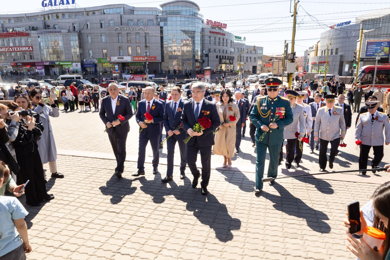 Депутаты горсовета Улан-Удэ возложили цветы к Мемориалу Победы - Общество -  Новая Бурятия