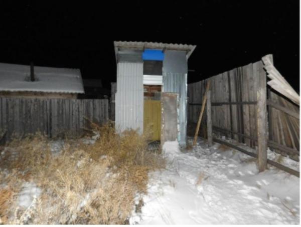 Фото В районе Бурятии в уличном туалете нашли труп мужчины, завернутый в ковер