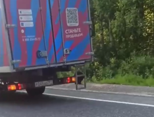 Фото На одной из трасс Бурятии покормили медвежонка