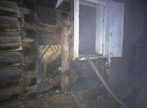 Фото Пожарный из Бурятии успел спасти спящего мужчину из горящего дома