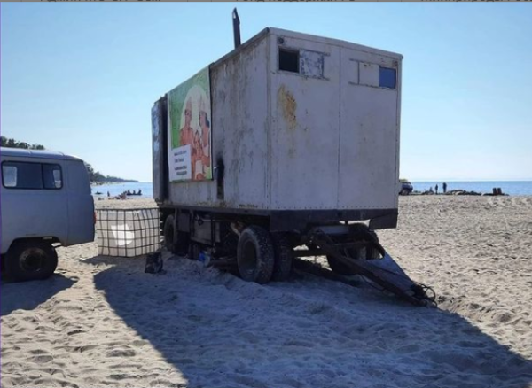 Фото На берегу Байкала привлекли к ответственности владельца бани на колесах