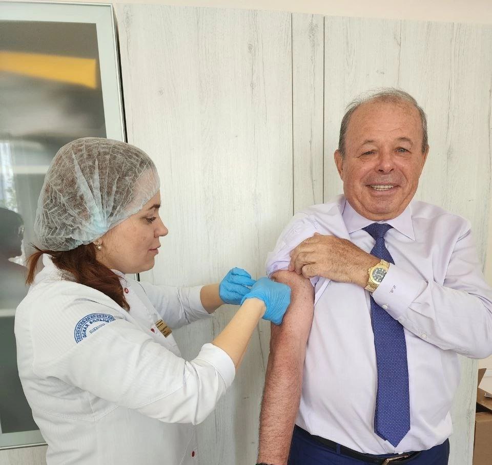 Фото В Бурятии Герой труда РФ одним из первых сделал прививку от гриппа