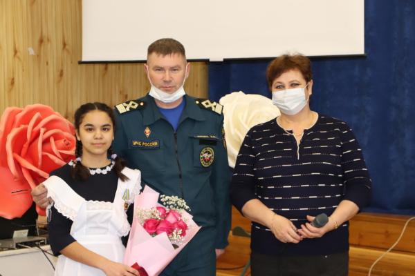 Фото Школьница из Бурятии удостоена медали МЧС России