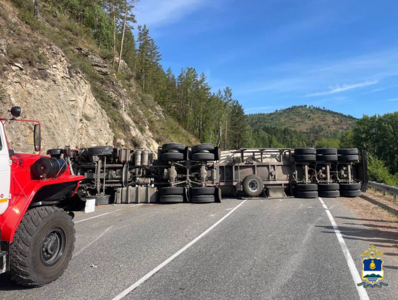 Фото В Иволгинском районе Бурятии у фуры лопнуло колесо