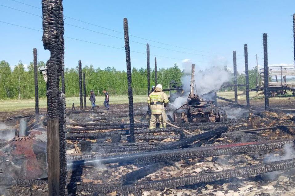 Фото В Бурятии на ферме сгорел гараж с грузовиком и прицепом