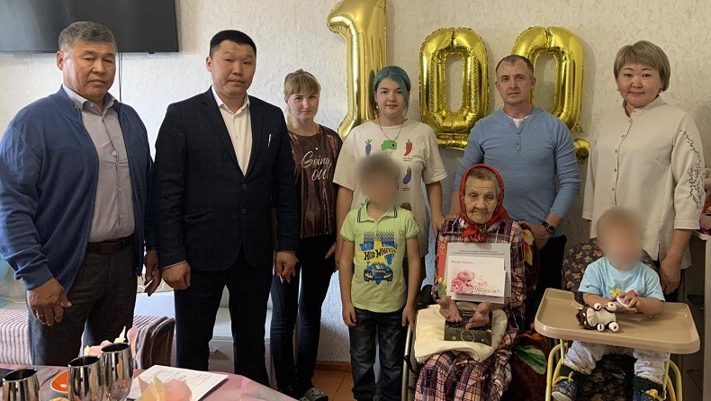 Фото В Еравнинском районе Бурятии поздравили долгожительницу с вековым юбилеем
