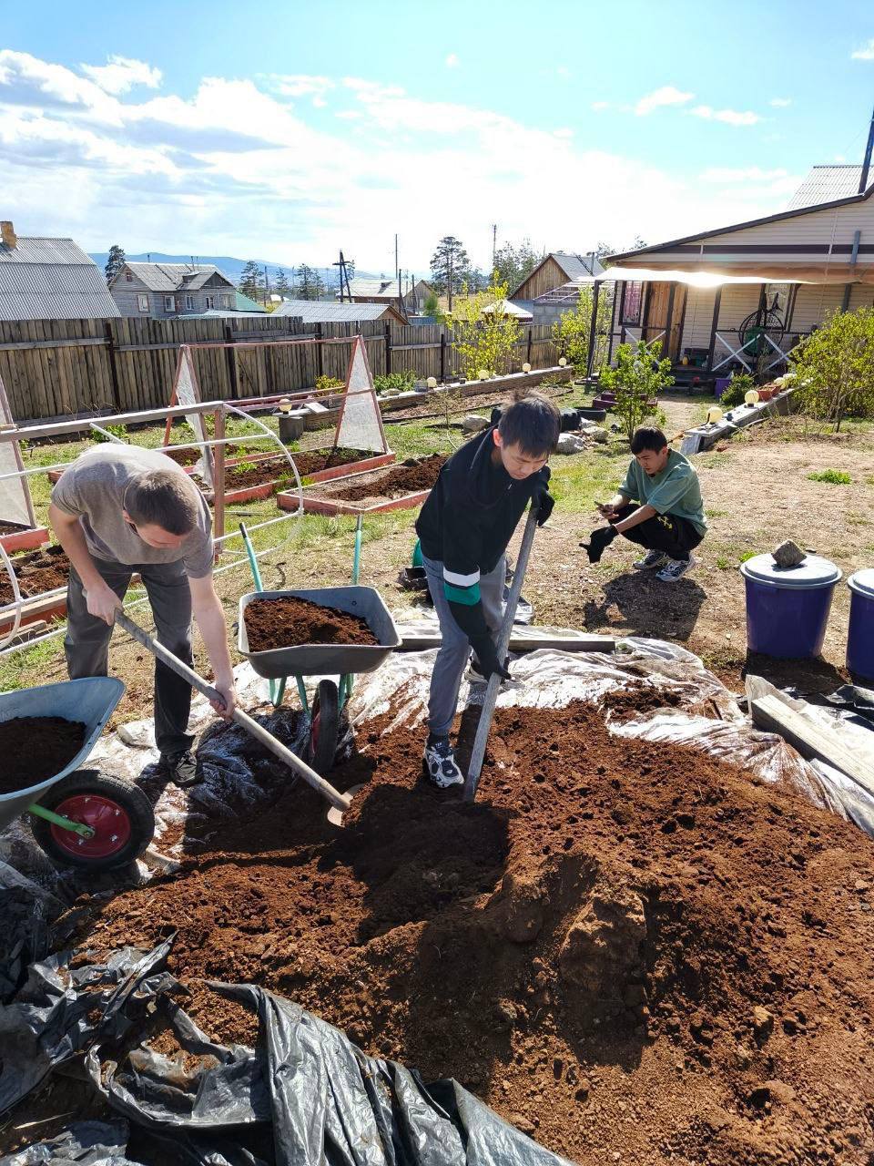 Фото Студенты-волонтёры бурятского техникума помогли матери участника СВО