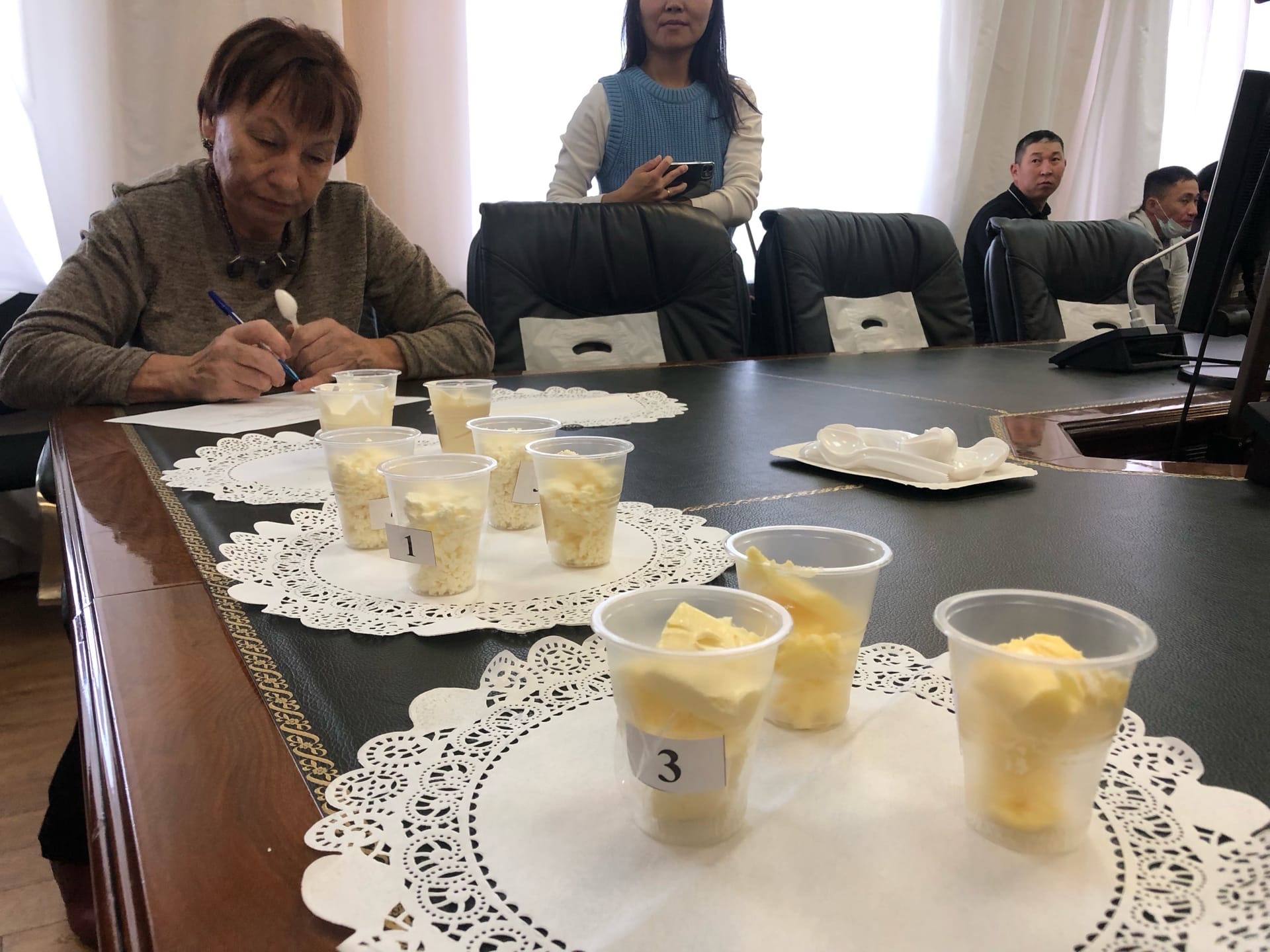 Фото Производители молока в Бурятии угостили экспертов вслепую своей продукцией