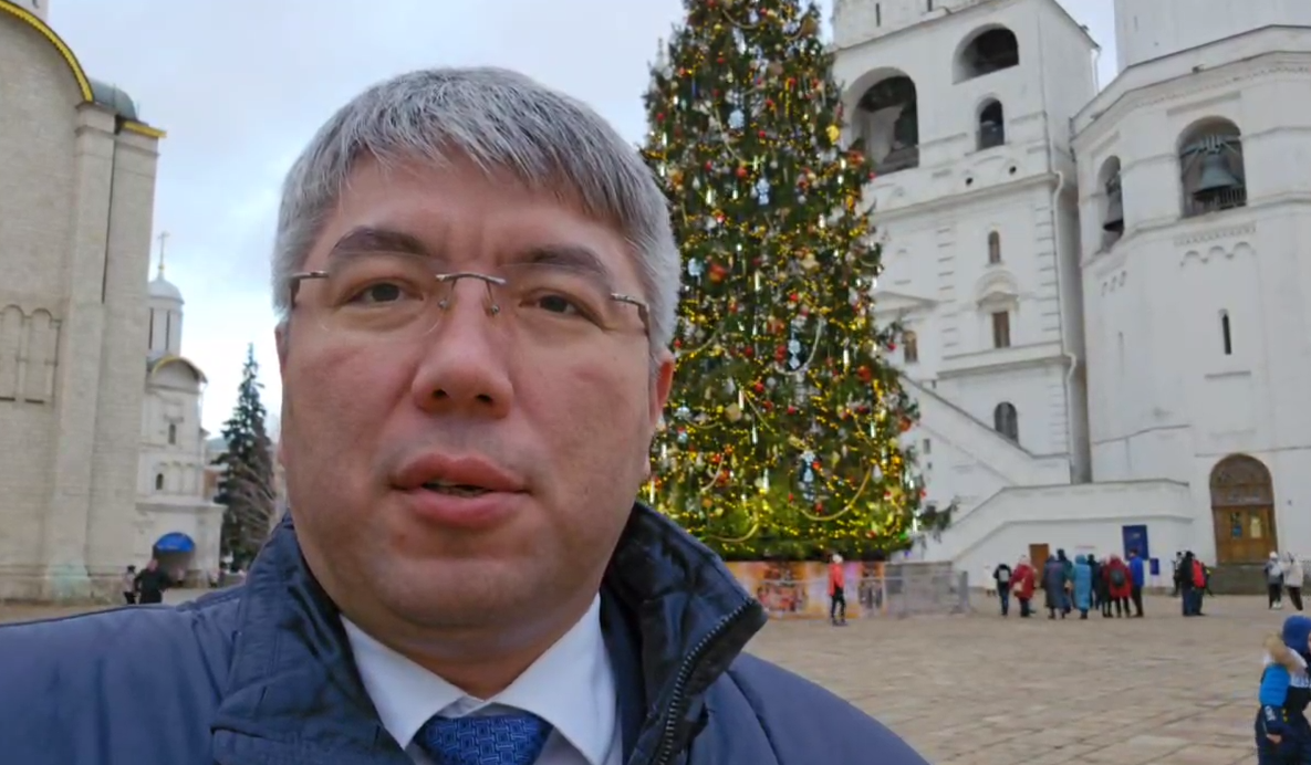 Фото Глава Бурятии опубликовал видео с кремлевской елкой
