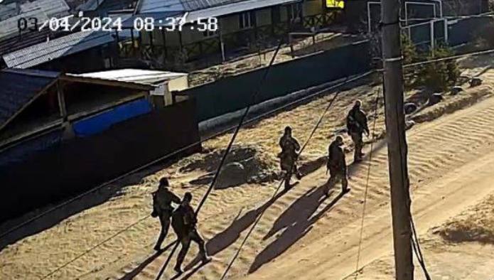 Фото Люди с автоматами прогуливались в одном из районов Улан-Удэ