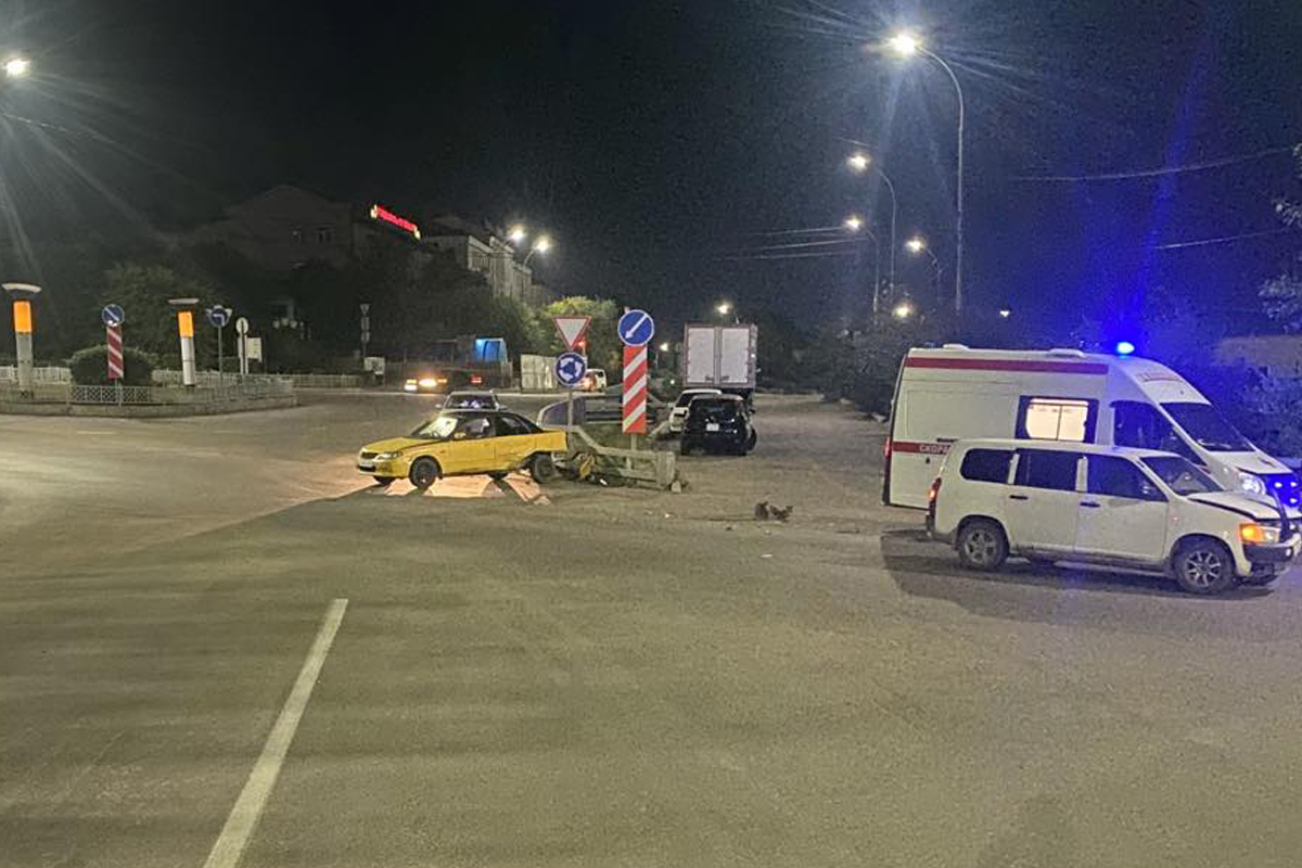 Фото В центре Улан-Удэ ночью столкнулись «Мазда Фамилиа» и «Тойота Пробокс»